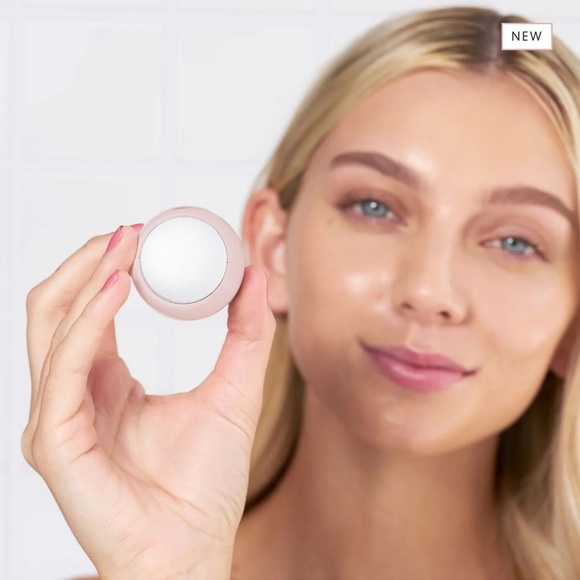 Skin Inc Cryo-Ice Sake Roller (Blush Edition) - Picture 3 of 5